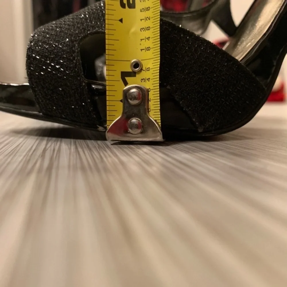 Guess “Corsage” Heeled sparkle sandal